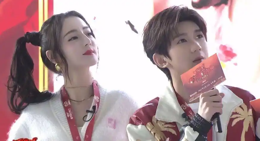 换成了王源啦,而另外一位女代言人明星大家也很熟悉,她就是迪丽热巴