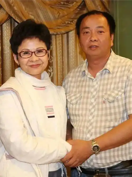 60岁董文华晒生日聚会照,戴奢华珠宝气质佳,付笛声夫妇毛宁出席