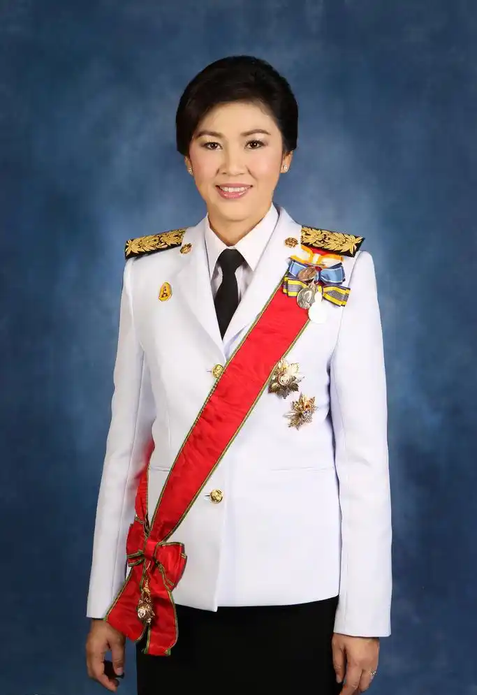 英拉穿军装:镜头拍下的侧脸美丽至极,笑起来的样子倾城倾国!