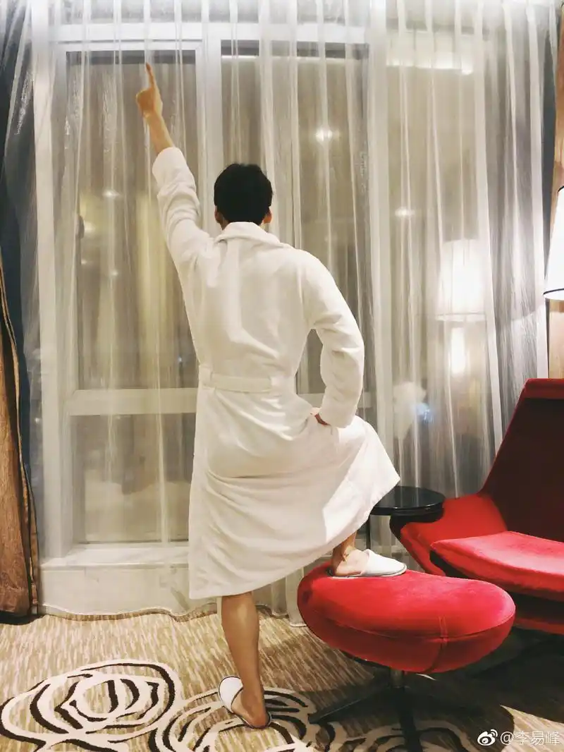 李易峰晒出儿时全家福照片,大赞父母的超高颜值"惊为天人"