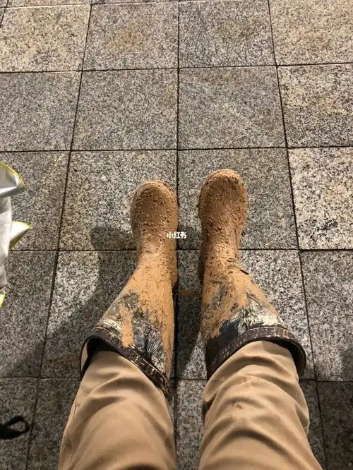 买了一年多的回力wq2a雨靴第一次变成泥靴