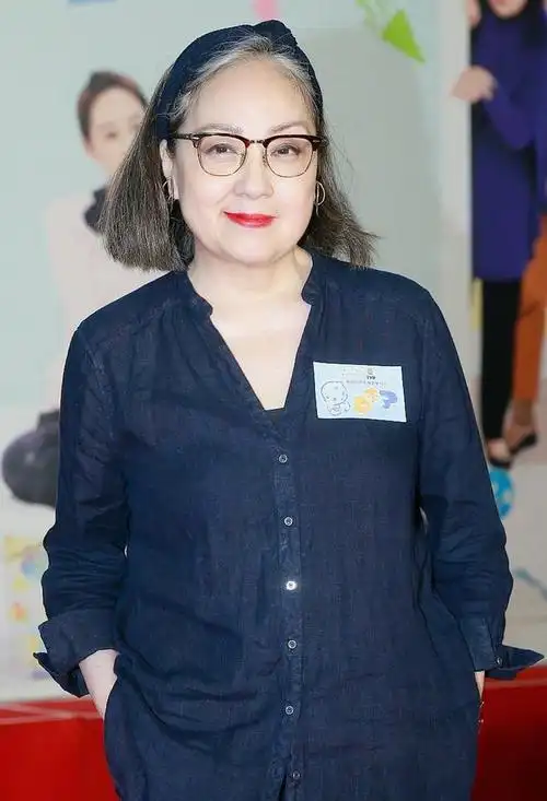 原创67岁老戏骨卢宛茵获古天乐送口罩受宠若惊,26年无合作患难见真情