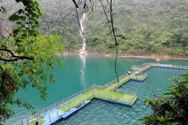 龙景峡谷位于资兴市境内,是一处集旅游观光,休闲健康,水上娱乐为一体