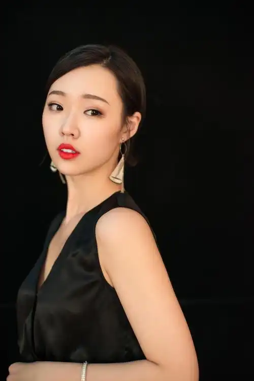 新晋实力演员管乐受邀出席,帅气亮相.活动现场,管乐一袭墨黑