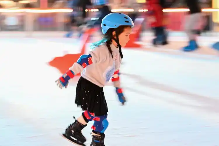 2022年2月10日,上海陆家嘴东方明珠,一位正在溜冰小女孩.