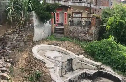 广东最霸气一座墓地,就建在人家门口,还挡人家路,怎么回事?