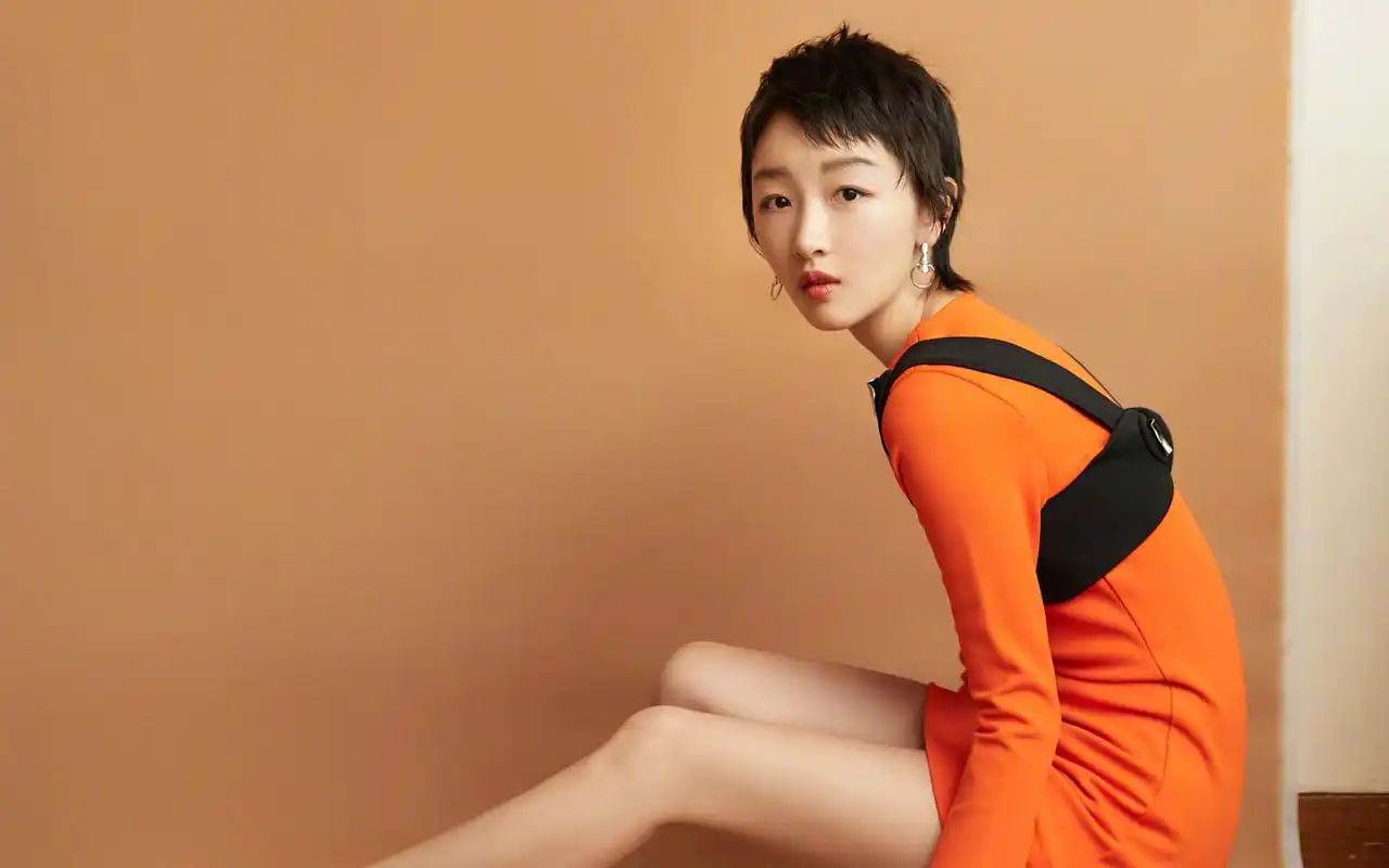 周冬雨迷人魅力图片桌面壁纸