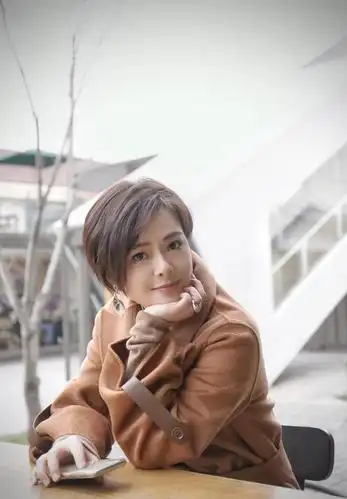 原创陈辰并非下嫁小两岁的老公41岁爱情甜蜜剪短发仍似少女