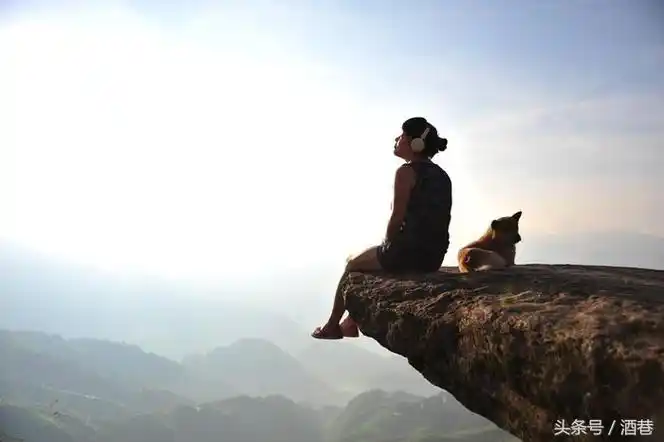 青年男女梦见从悬崖上掉下来,可能意味着感情破裂.
