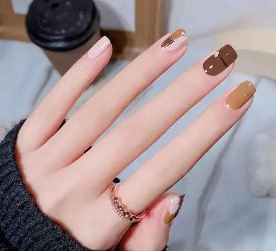 2022显白咖啡色系涂鸦美甲