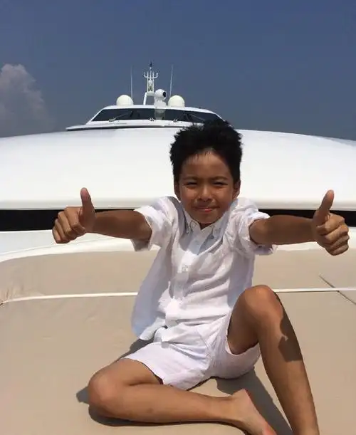 王中磊晒儿子坐游艇度假照(组图)