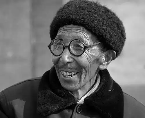 正面老人素描头像_第7页