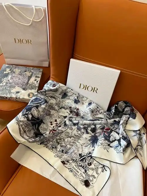 饰以多色图案和对比鲜明的手工卷边,点缀以christiandior标志提升格调