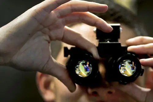 美国马里兰大学开发的基于石墨烯传感器的可看穿墙的眼镜