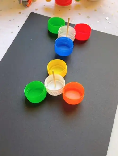 喝完水的瓶盖不要扔,来教大家做一个旋转陀螺吧!