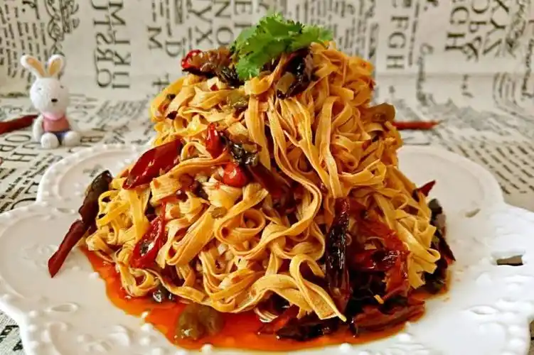 泼辣干豆腐5,看着都开胃哦4,将提前准备好的生姜辣椒丁丁加点生抽爆