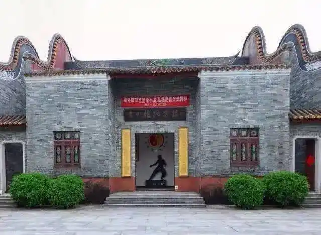 揭秘最权威的李小龙纪念馆直击全球最大的李小龙铜像