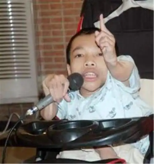 他被称作"最励志的侏儒人"身高90厘米成功创业娶秘书,现状然后