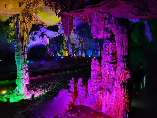 紫霞岩,位于宁远县九嶷山,山洞天然行程,全程约1500多米,洞内钟乳石