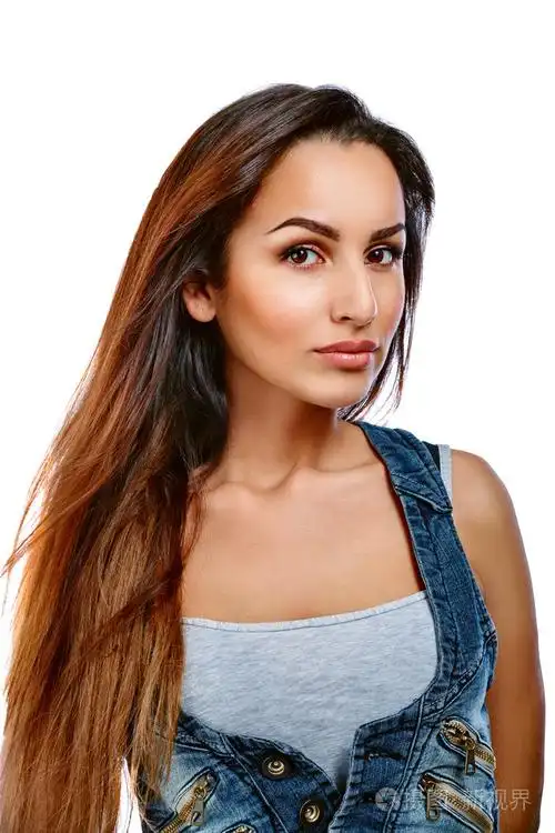 一个漂亮的女孩的半身人像.白色背景上孤立