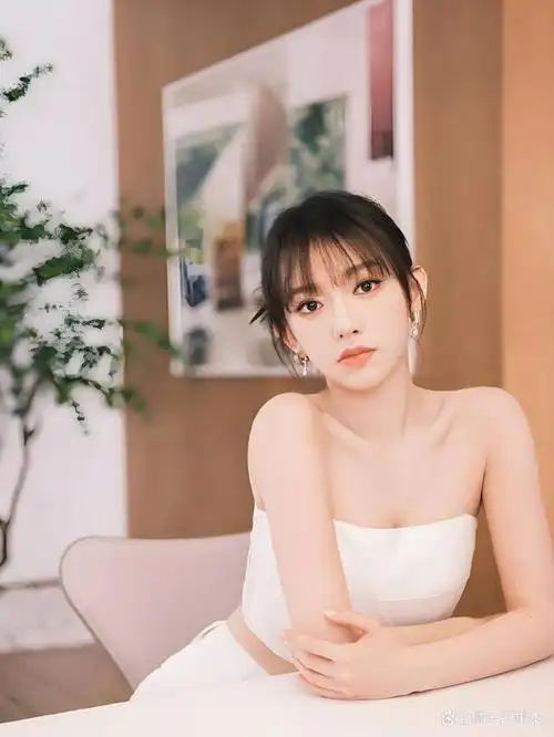 2016年,程潇以宇宙少女成员身份正式在韩国出道,迅速凭借其甜美的外貌