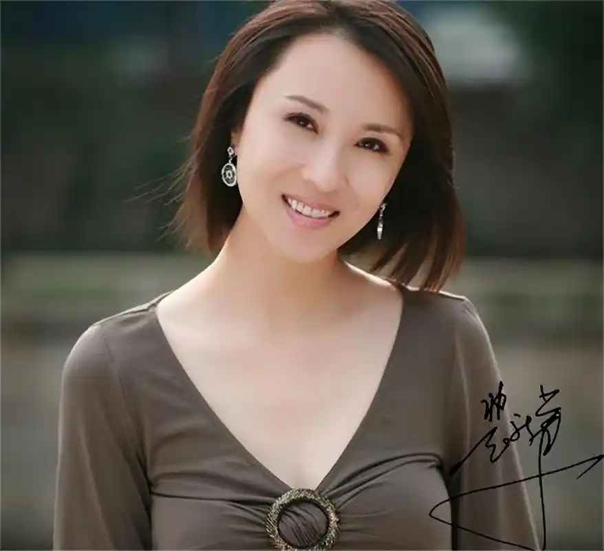 天气预报主持人裴新华,她因故回归家庭,现在是一位阔太太