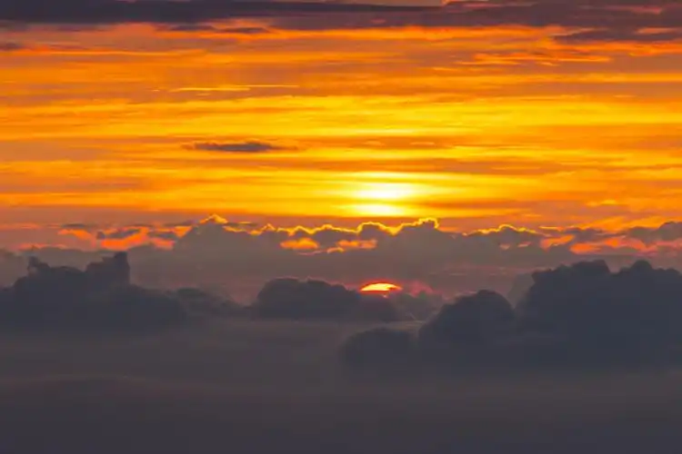 标题:峨眉山金顶日出云海