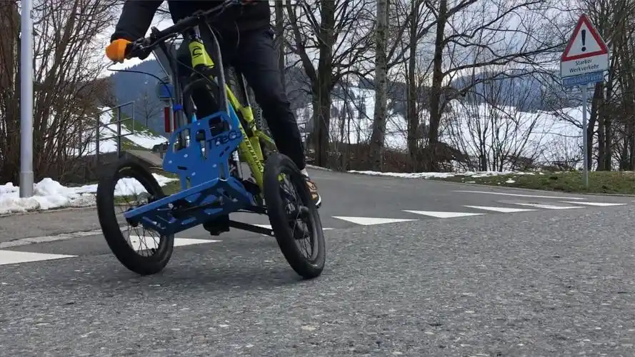 老外这自行车改装套件,装上秒变倒三轮,拆下还能当拖车,很赞!