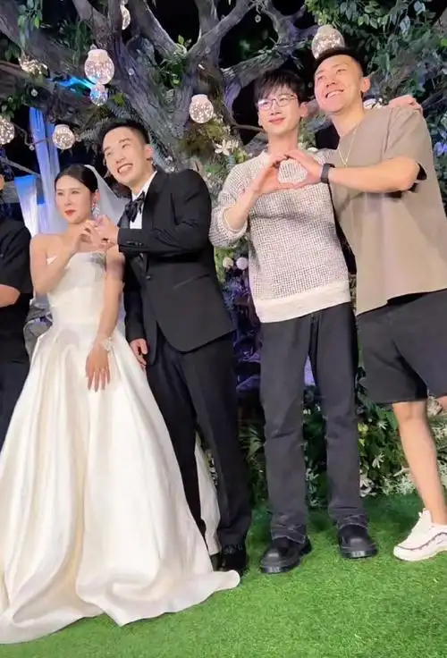 白敬亭北京参加发小婚礼一身休闲穿搭低调又不失时尚感