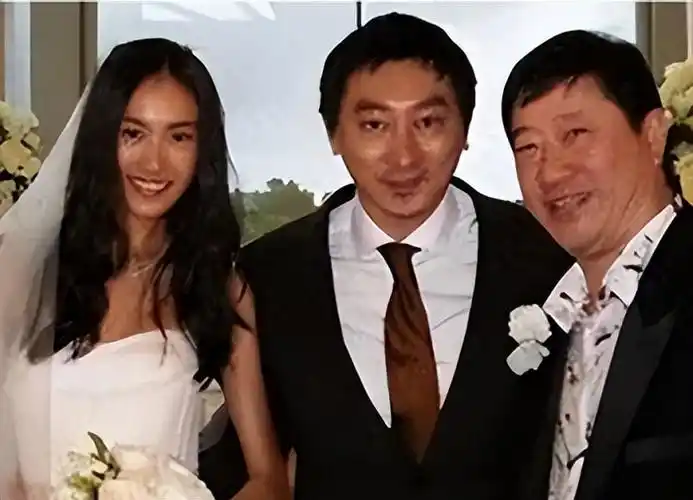 秦舒培在2012年与华谊时尚的总经理赵磊结婚,这个决定让她从一个小有