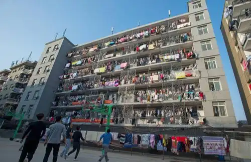 武汉久阴逢晴 女生宿舍晒被子场面壮观