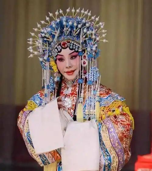 雷英著名的京剧演员,工旦角,宗张派,师承著名的京剧大师张君秋.