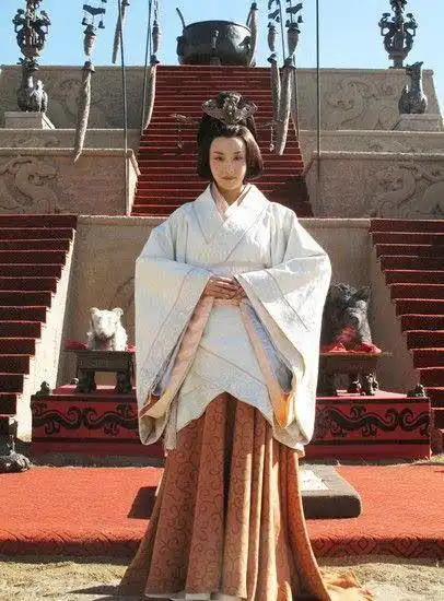 秦代男女日常生活中的服饰形制差别不大,都