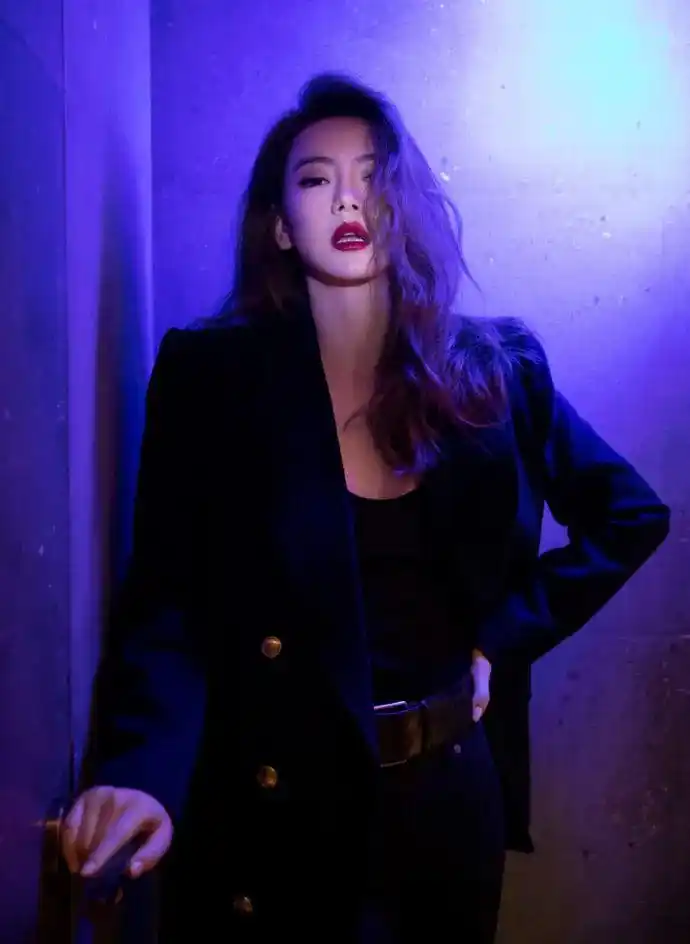 戚薇走港风路线太美艳了!大波浪卷发配红唇,看了实在很难不心动