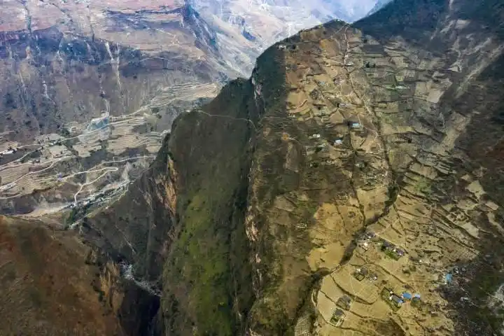 藤梯变钢梯,村里通网店,大凉山"悬崖村"的2021年__财经头条