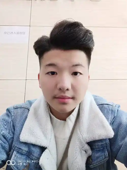 额头右边有个旋剪什么发型?