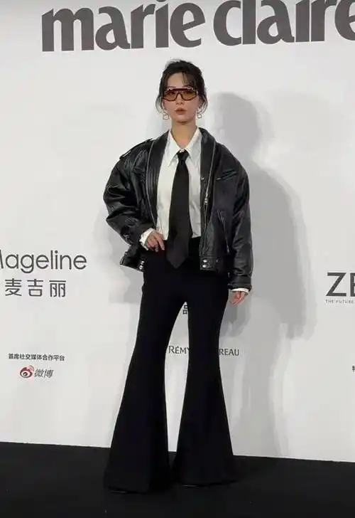 嘉人盛典杨紫全身照生图,身材五五分小短手大脖子