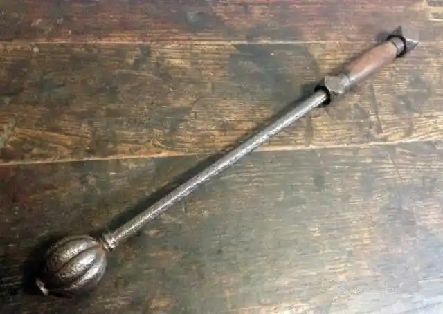 绘画中的持锤卫兵,属于仪仗队 清朝军中,民间作为短兵器存在的战锤