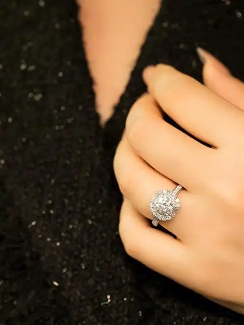 jue美显大冰糖八角钻戒质感时尚设计