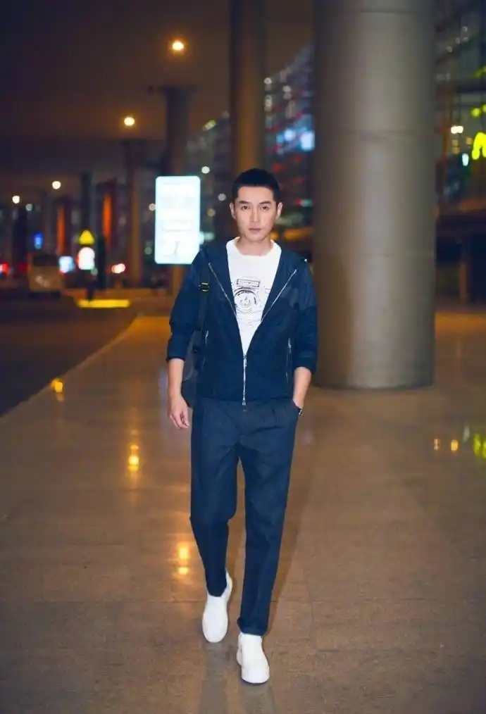 胡歌机场look,穿了他参与设计的特别限量款t恤,蓝色运动装搭配清爽