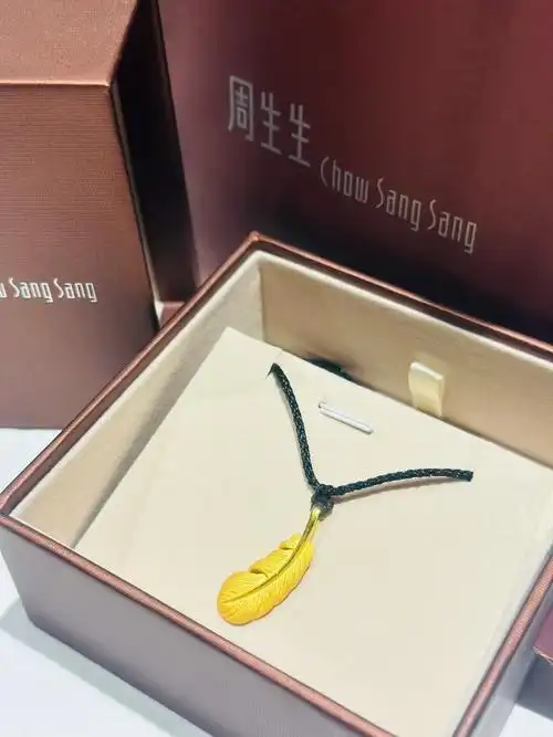 周生生黄金吊坠项链叶子