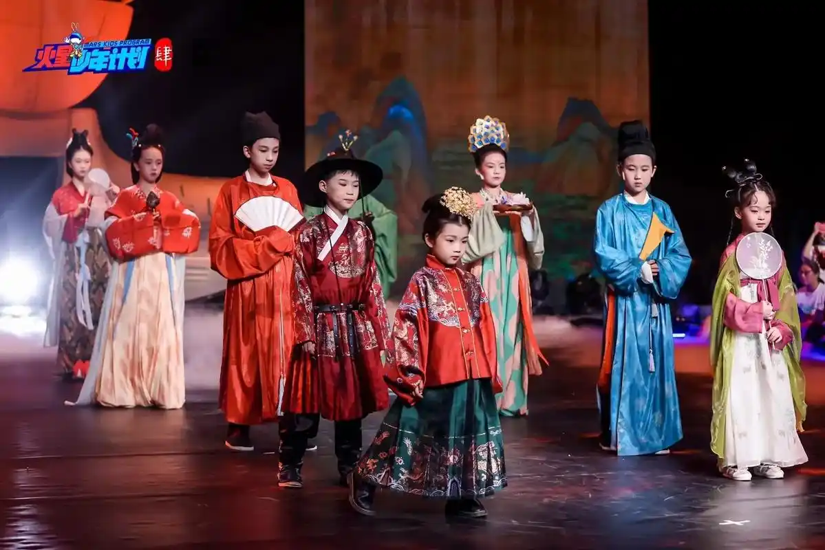 湖南台的少儿综艺,汉服走秀的现场直播照片.#汉服  - 抖音