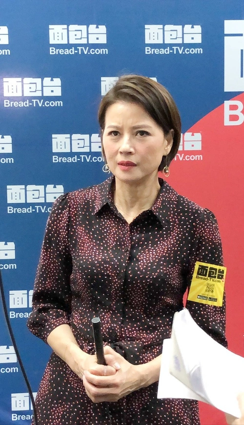 黎燕珊不愧是"首位亚姐冠军",57岁仍然优雅精致,穿花裙挺随和