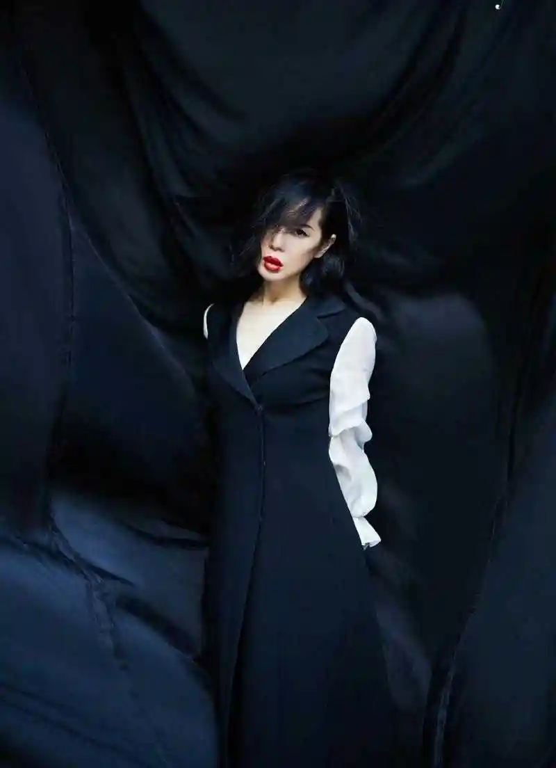 余男气场真的太强大,身穿黑白西装连衣裙复古摩登,风情万种