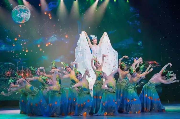 锦绣山河,三十载,栖泊晨风暮笛.逐流开脉,乃为圳,湾畔无边姿色.