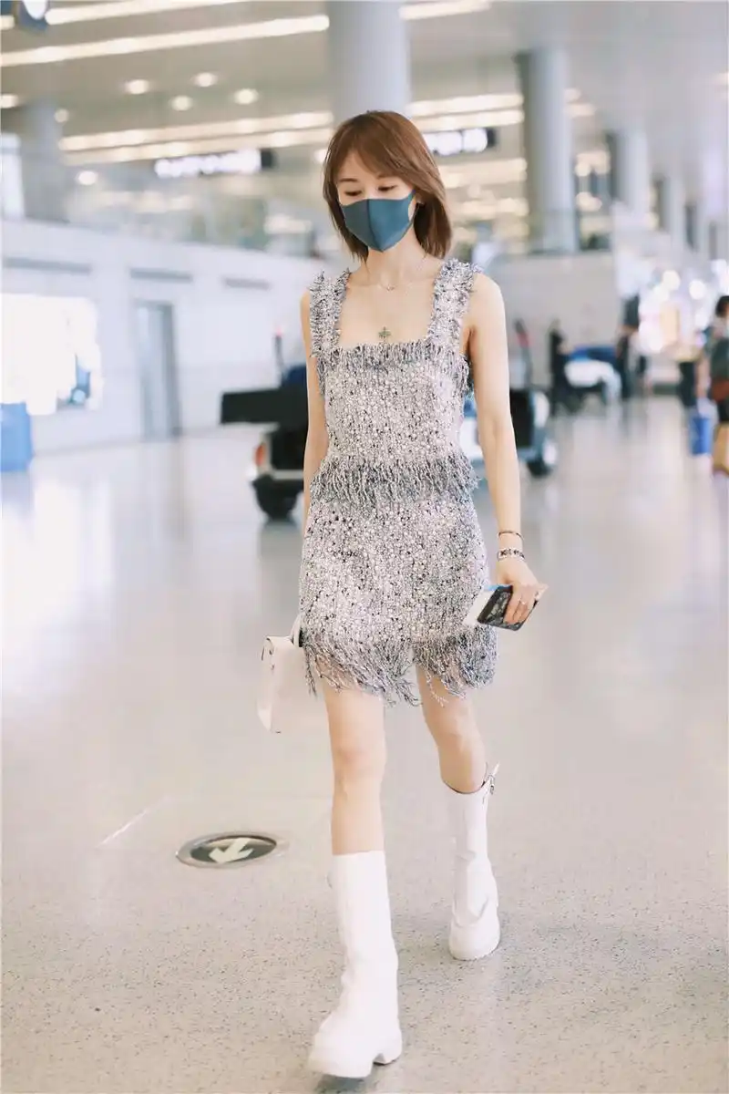 王子文轻便裙装现身机场 清新灵动尽显夏日质感