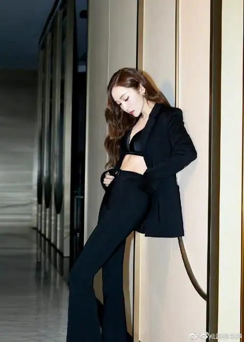 郑秀妍黑西装六宫格随拍##郑秀妍全黑造型