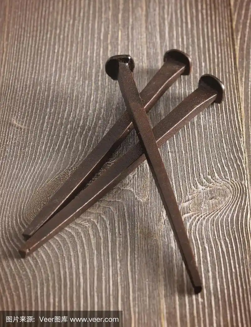 象征钉在十字架上耶稣脚上的三颗钉子