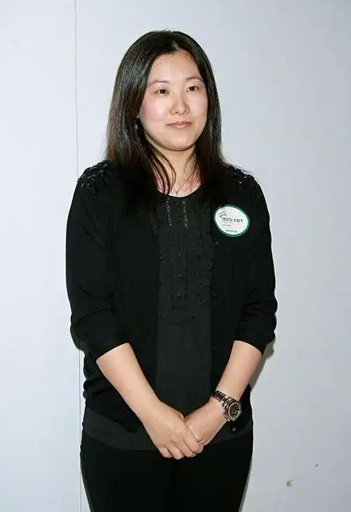 她嫁给大25岁百亿富豪,生下两子一女,伏明霞风光背后的心酸