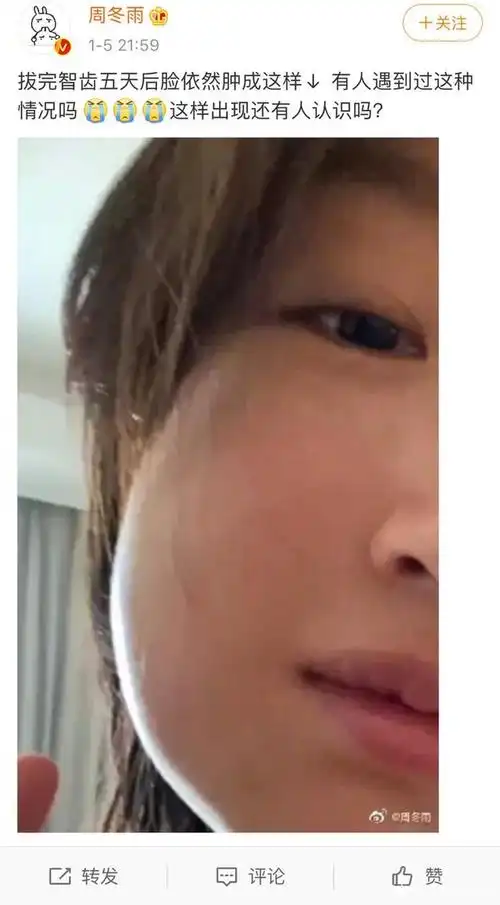 周冬雨带口罩上台领取奖杯,知道真相的网友们忍俊不禁呐